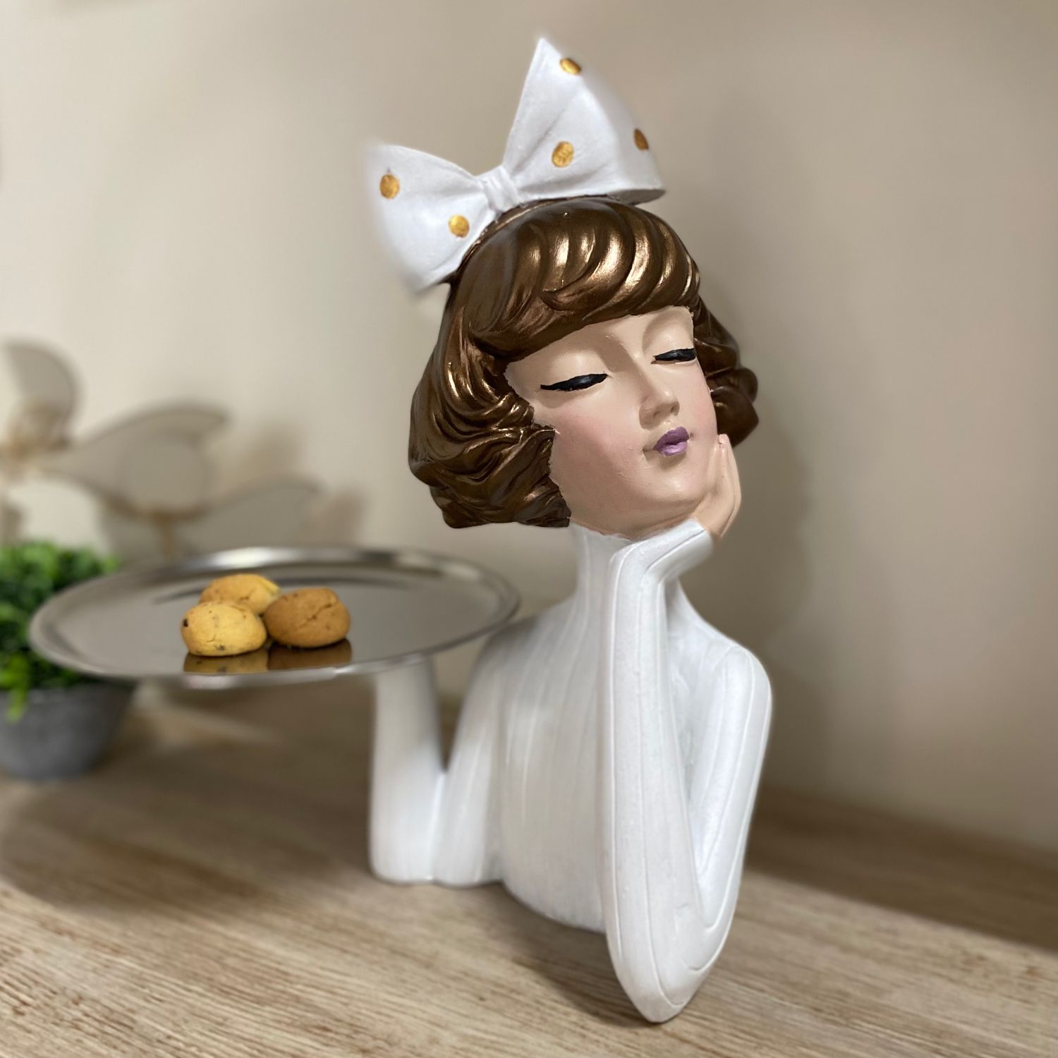 Kun porno Bir ayol ot ustida yalangoch tagida yotadi